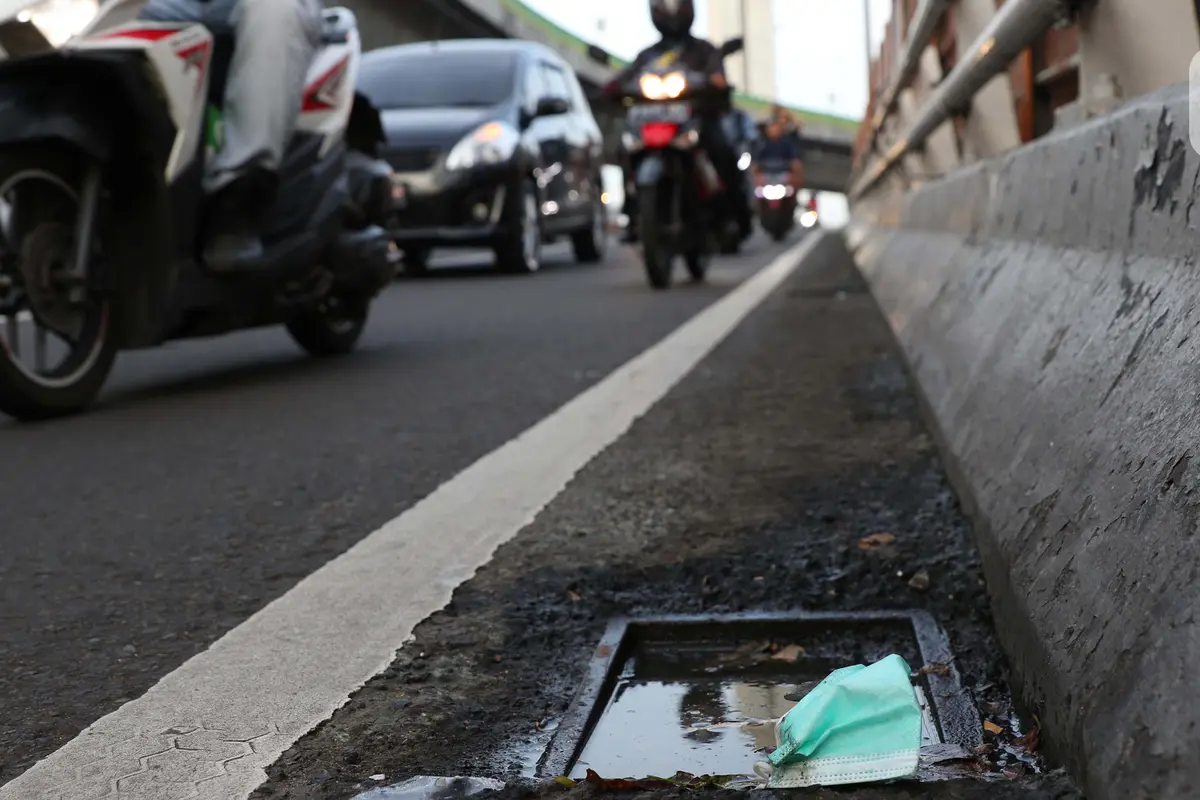 Masker Bekas Pakai Tercecer di Pinggir Jalan