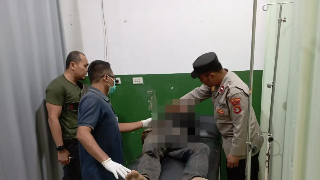 Jasad korban yang tersambar petir dibawa ke puskesmas setempat usai ditemukan meninggal dunia di areal persawahan Pringsewu. Foto (Istimewa)