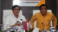 Menteri Hukum dan HAM Yasonna H Laoly (kiri) bersama Sekjen Partai Hanura Sarifuddin Sudding saat penyerahan susunan kepengurusan Partai Hanura yang baru, di Ruang Fraksi Partai Hanura, di Senayan, Jakarta, Kamis (19/1). (Liputan6.com/JohanTallo)