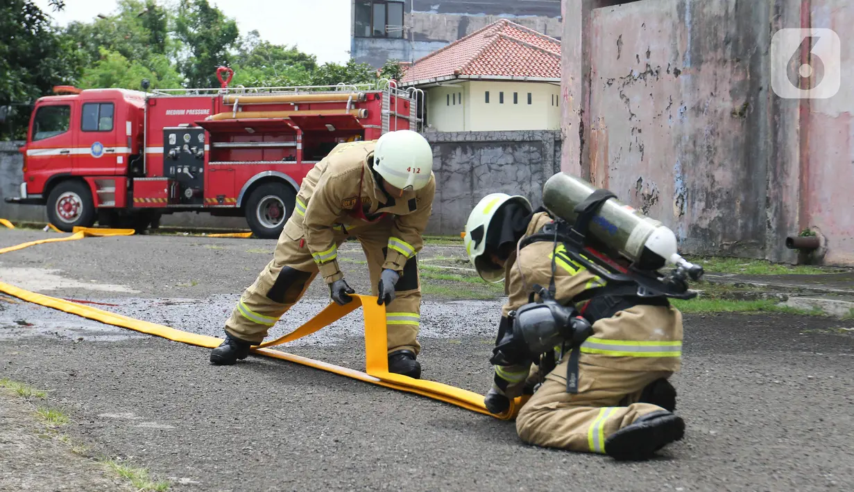 Peserta lomba Jakarta Fire and Rescue Competition 2022 di Pusdiklat Gulkarmat, Ciracas, Jakarta Timur, Senin (21/3/2022). Lomba tersebut untuk menguji ketangkasan dan kecepatan petugas dalam proses penyelematan korban kebakaran di atas gedung dan di air. (Liputan6.com/Herman Zakharia)