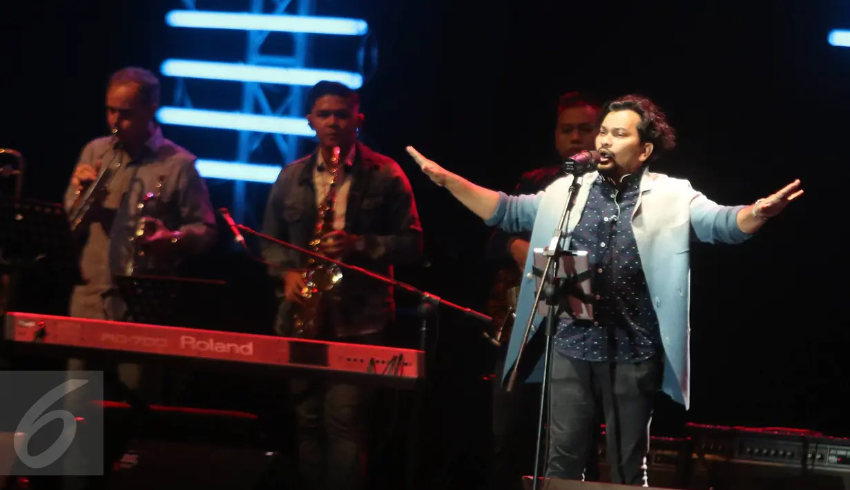 Penampilan tompi di atas panggung pada pagelaran musik BNI Java Jazz Festival 2017, Jakarta, Jumat (3/3). Tompi membawakan sejumlah lagu, seperti Sedari Dulu, Bawa Daku, Tak Pernah Setengah Hati. (Liputan6.com/Immanuel Antonius)