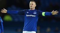 Kapten Everton, Wayne Rooney melakukan protes saat laga melawan Atalanta pada grup E Liga Europa di Goodison Park, Liverpool (23/11/2017). Everton kalah 1-5. (AFP/Oli Scarff)