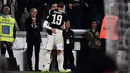 Penyerang Juventus, Cristiano Ronaldo memeluk rekannya Leonardo Bonucci setelah mencetak gol ke gawang Bologna pada pertandingan lanjutan Liga Serie A Italia di stadion Allianz, Turin (19/10/2019). Juventus menang tipis atas Bologna 2-1. (AFP Photo/Marco Bertorello)