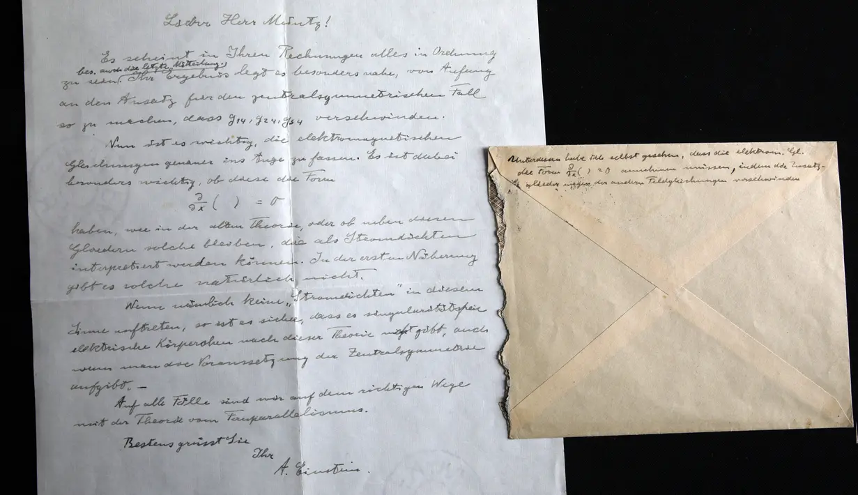 Surat yang ditulis tangan oleh Albert Einstein mengenai rumusan "Tahap Ketiga Teori Relativitas" di rumah lelang Winner, Yerusalem, Selasa (6/3). Surat itu ditulis pada salah satu 'periode paling gelisah dalam karier ilmiah Einsten'. (MENAHEM KAHANA/AFP)