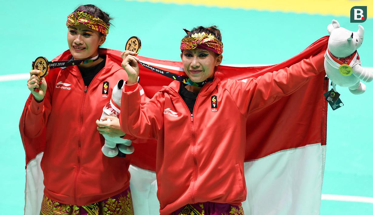 Pesilat Indonesia, Ayu Sidan Wilantari dan Ni Made Dwiyanti, melakukan selebrasi usai menjadi juara pada Asean Games di Padepokan TMII, Jakarta, Rabu (29/8/2018). Ayu/Made berhasil meraih emas pada nomor seni ganda putri. (Merdeka.com/Imam Buhori)
