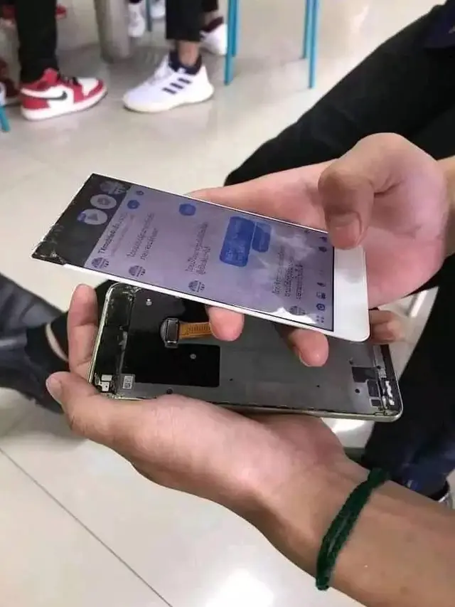 8 Momen Apes Hape Jatuh di Tempat Sulit Ini Bikin Sedih