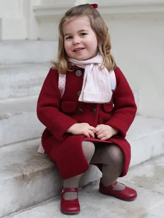 Anak kedua Pangeran William dan Kate Middleton, Putri Charlotte pada hari pertama memasuki sekolah di Willcocks Nursery School, London, Senin (8/1). Charlotte tampil menggemaskan dengan coat merah yang dipadukan syal pink. (Duchess of Cambridge via AP)