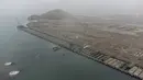Pemandangan udara menunjukkan pekerjaan konstruksi di area tempat perusahaan Tiongkok Cosco Shipping membangun pelabuhan di Chancay, sekitar 80 km utara Lima, pada 22 Agustus 2023. (AFP/Ernesto Benavides)