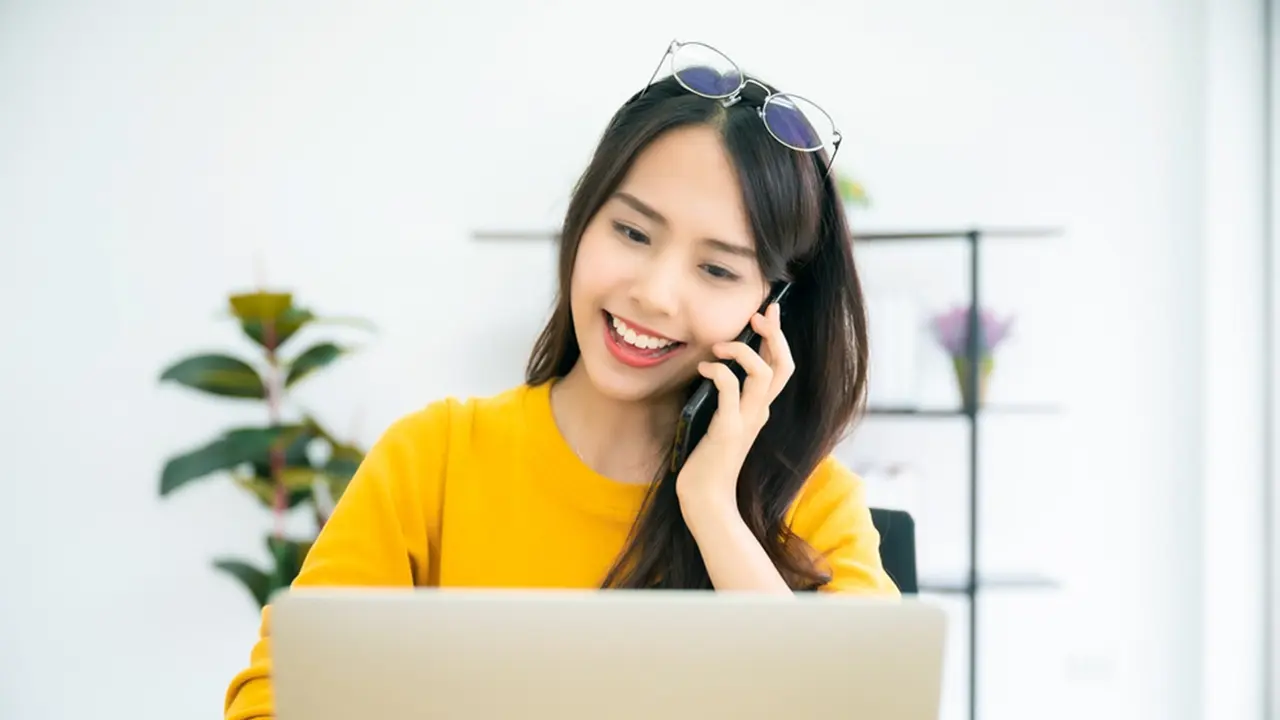Susah Lepas dari Gadget saat WFH? Waspadai Blue Light yang Bisa Munculkan Kerutan Pada Wajah