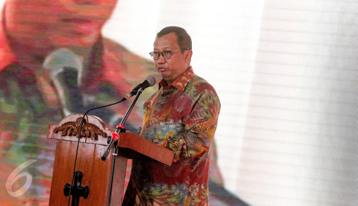 Sekretaris Jenderal Kementerian Hukum dan Hak Asasi Manusia Bambang Rantam Sariwanto memberi sambutan saat menghadiri peryaan paskah di Lapas Kelas 1 Cipinang, Jakarta, Minggu (23/4). (Liputan6.com/Faizal Fanani)