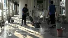 Petugas membersihkan pecahan kaca dan bercak darah yang menempel di sekitar lokasi