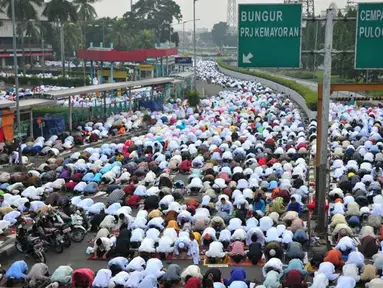 Ribuan warga Jakarta tampak melakukan sujud saat menjalankan Salat Idul Fitri di kawasan Senen, Jakarta Pusat (Liputan6.com/Johan Tallo)