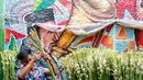 Biasanya, mendekati Idul Fitri, para pedagang bunga potong mulai banyak di jalanan. (Liputan6.com/Angga Yuniar)