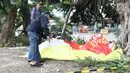 Petugas Panwaslu Kecamatan Ciracas mengamankan APK usai diturunkan di Jalan Raya Bogor dekat GOR Ciracas, Jakarta, Rabu (23/1). Penurunan APK ini karena pemasangannya dianggap melanggar ketentuan. (Liputan6.com/Helmi Fithriansyah)