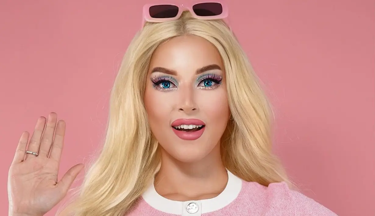 Beauty vlogger ini pun terlihat memakai outfit berwarna pink lengkap dengan kacamata. Tak hanya itu saja, dirinya juga totalitas melakukan cosplay Barbie dengan memakai rambut palsu pirang. (Liputan6.com/IG/@tasyafarasya)
