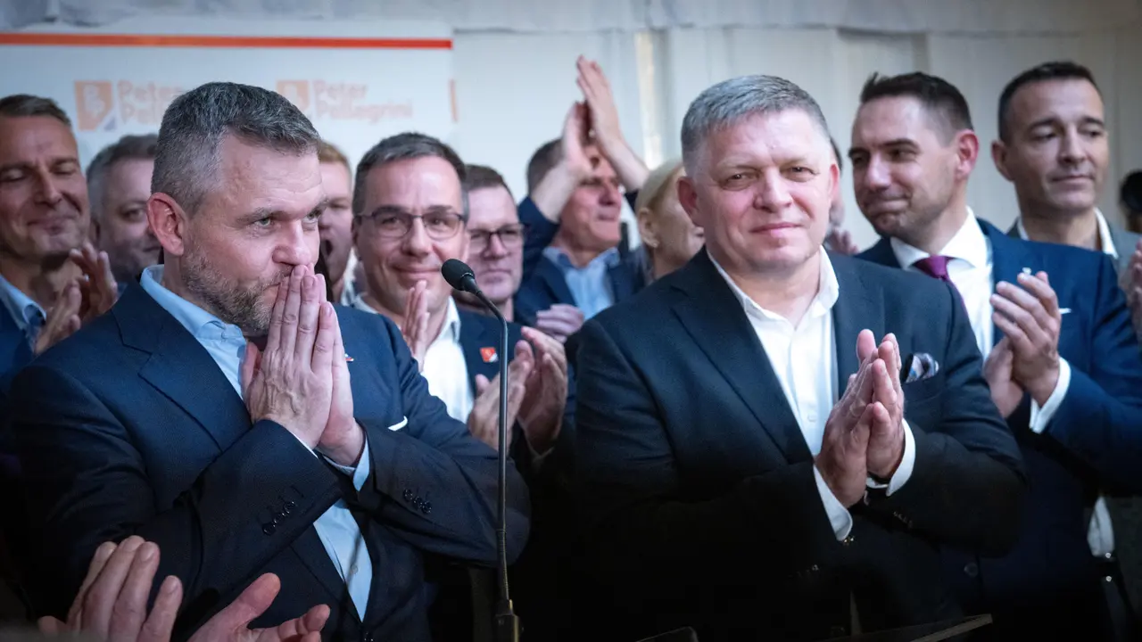 Peter Pellegrini (kiri) memang pemilihan presiden Slovakia. (AFP)