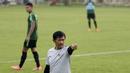 Pelatih Timnas Indonesia U-22, Indra Sjafri, saat latihan di Lapangan ABC, Senayan, Jakarta, Jumat (11/1). Latihan sekaligus seleksi pemain ini untuk persiapan turnamen Piala AFF U-22. (Bola.com/M Iqbal Ichsan)