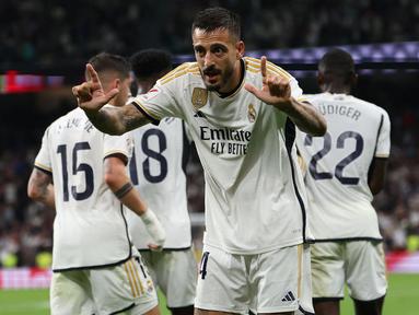 Real Madrid menjadi satu-satunya tim di La Liga yang masih menjaga poin sempurna hingga pekan kelima Liga Spanyol 2023/2024. Tiga poin teranyar diraih Los Blancos saat menaklukkan tamunya Real Sociedad dengan skor 2-1 di Santiago bernabeu Stadium, Madrid, Senin (18/9/2023) dini hari WIB. Sempat ketinggalan lewat gol Ander Barrenetxea saat laga baru berjalan lima menit, Real Madrid berhasil comeback dengan mencetak dua gol melalui Federico Valverde pada menit ke-46 dan Joselu pada menit ke-60. Dengan hasil ini Real Madrid yang mengoleksi poin sempurna 15 dari 5 laga kembali merebut puncak klasemen yang sempat diduduki Barcelona yang mengoleksi 13 poin. (AFP/Pierre-Philippe Marcou)