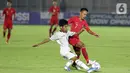 Pemain Timnas Indonesia U-19, Beckham Putra Nugraha (kanan) berebut bola dengan pemain Timor Leste pada laga kualifikasi Grup K Piala AFC U-19 2020 di Stadion Madya Gelora Bung Karno, Jakarta, Rabu (6/11/2019). Indonesia unggul 3-1. (Liputan6.com/Helmi Fithriansyah)