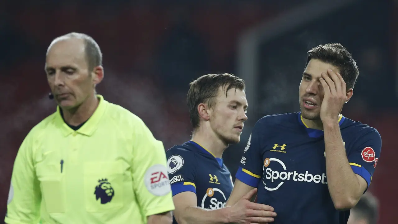 Bek Southampton, Jan Bednarek, setelah dikartu merah ketika kalah 0-9 dari Manchester United di Old Trafford, Rabu (3/2/2021) dini hari WIB.