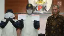 Pimpinan KPK Agus Rahardjo (kanan) mendampingi petugas menunjukkan barang bukti kasus dugaan suap pengurusan izin impor bawang putih tahun 2019 di Gedung KPK, Jakarta, Kamis (8/8/2019). KPK menetapkan enam tersangka dalam kasus ini. (merdeka.com/Dwi Narwoko)