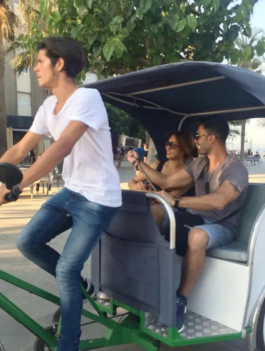 "Cuma Tatanya lagi nabung-nabung dulu. Tata juga kan tulang punggung keluarga, bukan pribadi aja yang diurusin.Ibu, bapak, saya juga. Kebetulan saya kan juga adiknya juga. Kita sering dibantu Tata," lanjut adik Tata Janeeta.(Instagram/tatajaneetaofficial)