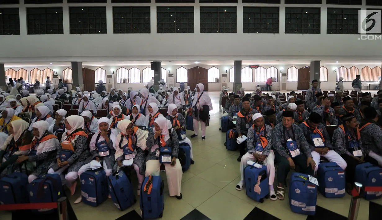 Calon jemaah haji Kloter 1 menunggu proses administrasi dan pemeriksaan kesehatan di Asrama Haji Pondok Gede, Jakarta, Senin (16/7). Kloter 1 Embarkasi Jakarta-Pondok Gede akan diberangkatkan ke Arab Saudi pada Selasa (17/7). (Merdeka.com/Iqbal Nugroho)