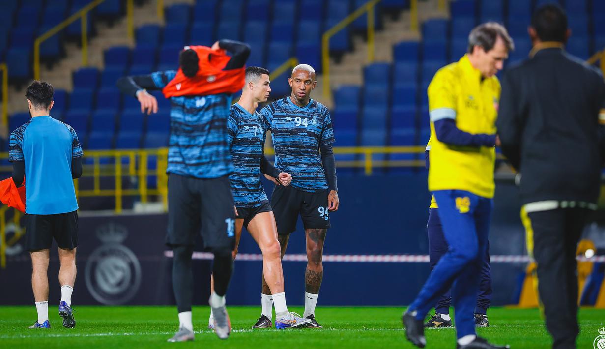 Pemain Al Nassr, Cristiano Ronaldo (tengah) berbincang dengan rekannya, Talisca saat melakukan latihan menjelang laga debutnya di Liga Pro Arab Saudi 2022/2023 melawan Al Ittifaq yang berlangsung di Mrsool Park, Minggu (22/01/2023) dini hari WIB. CR7 sebelumnya harus absen dalam dua laga Al Nassr karena terkena sanksi yang didapat dari Manchester United. (Twitter/@AlNassrFC)