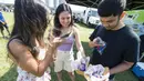 Sejumlah orang memotret es krim mereka saat Festival Es Krim Toronto di Toronto, Kanada, Sabtu (15/8/2020). Festival Es Krim Toronto diadakan pada 15-16 Agustus 2020 di tengah pandemi COVID-19. (Xinhua/Zou Zheng)