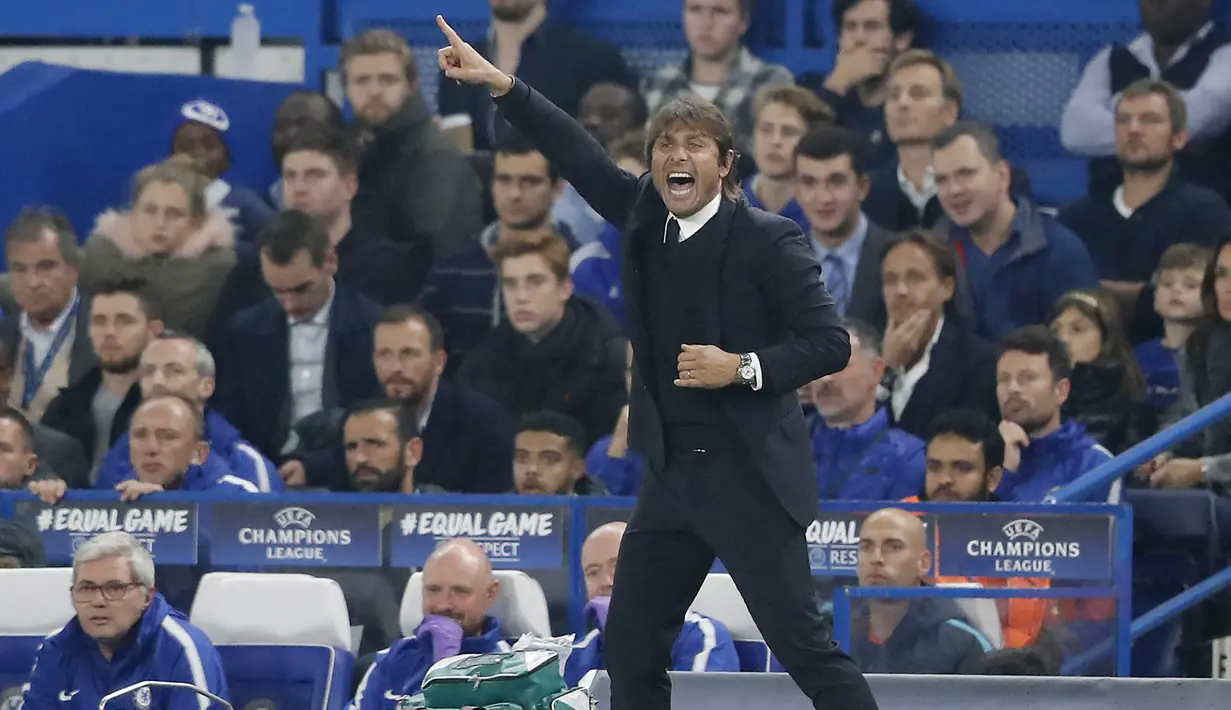 Pelatih Chelsea, Antonio Conte, memberikan arahan kepada anak asuhnya saat melawan AS Roma pada laga Liga Champions di Stadion Stamford Bridge, Kamis (19/10/2017). Chelsea bermain imbang 3-3 dengan AS Roma. (AP/Frank Augstein)