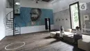 Pengunjung berjaga jarak fisik saat melihat pameran karya pelukis Hanafi berjudul 60 tahun dalam studio di Galerikertas, Depok, Jawa Barat, Selasa (7/7/2020). Gelerikertas membuka kembali pameran seni rupa  selama satu bulan. (merdeka.com/Arie Basuki)