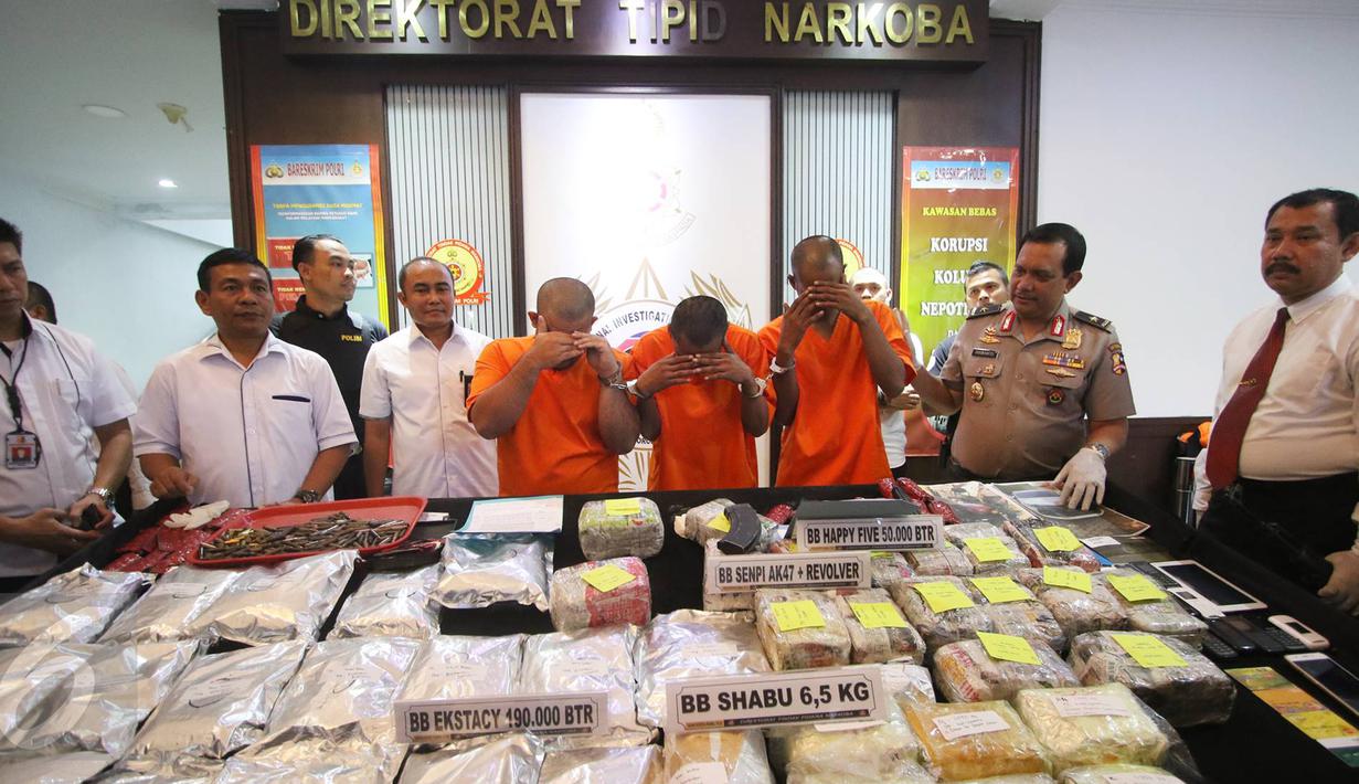 Sejumlah tersangka dihadirkan di kantor Dir IV Narkoba, Jakarta, Senin (27/3). Petugas berhasil mengamankan lima orang dengan barang bukti berupa puluhan ribu butir prikotropika jenis happy five, 190.000 butir ekstasi. (Liputan6.com/Immanuel Antonius)
