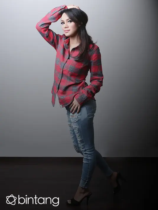 "Hari itu aku hampir pingsan, udah didorong ke panggung gitu, aku kaya yang 'nggak bisa nggak bisa'. Dan aku ngerasa nervous kaya gitu selama kurang lebih 10 kali manggung, masih kaya gitu." (Febio Hernanto/Bintang.com)