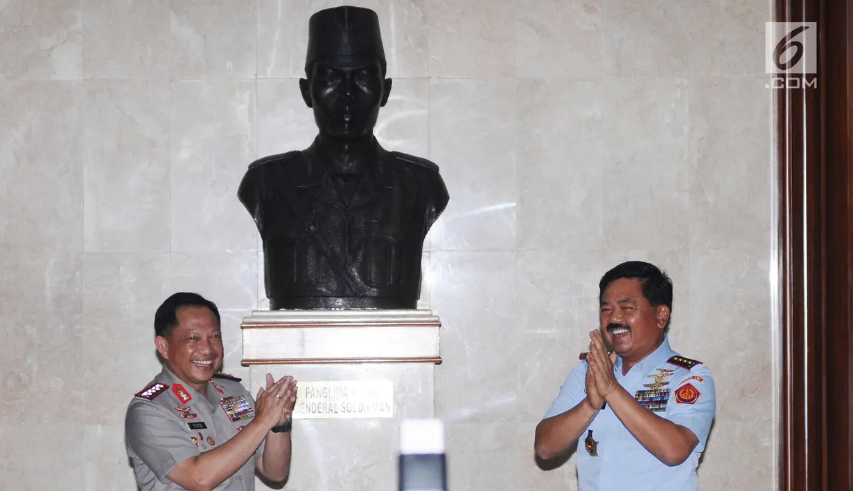 Kapolri, Jenderal Pol Tito Karnavian (kiri) bersama Panglima TNI, Marsekal Hadi Tjahjanto saat bertemu di Mabes TNI, Jakarta, Senin (11/12). Pertemuan bertujuan meningkatkan soliditas TNI-Polri dalam menjaga keamanan. (Liputan6.com/Helmi Fithriansyah)