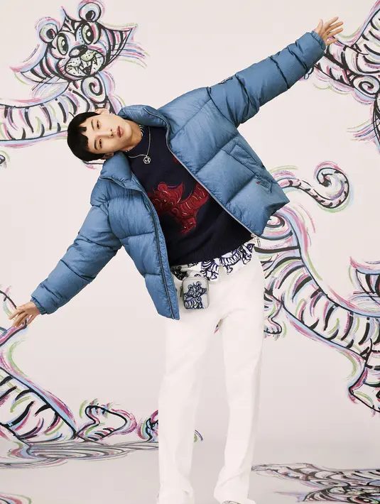 Bekerja sama dengan Kenny Scharf, Kim Jones menghadirkan outfit kasual khusus Imlek dalam koleksi kapsul Dior Fall 2021 Men's Show.