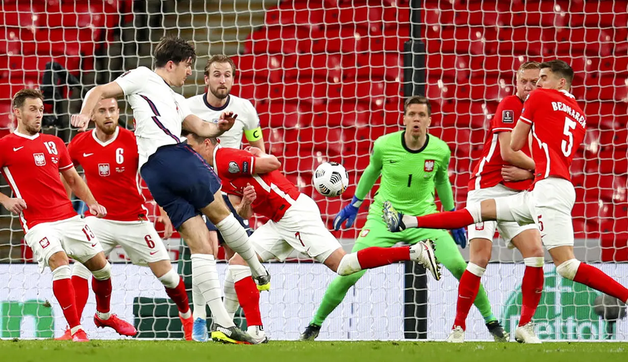 Pemain Inggris Harry Maguire (tengah) mencetak gol ke gawang Polandia pada pertandingan Grup I kualifikasi Piala Dunia 2022 di Stadion Wembley, London, Inggris, Rabu (31/3/2021). Inggris menang dengan skor 2-1. (Catherine Ivill, Pool via AP)