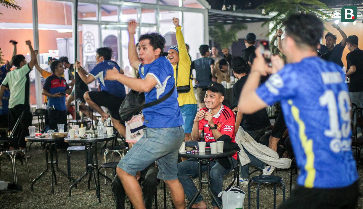 <p>Fans Chelsea yang tergabung ke dalam CISC (Chelsea Indonesia Supporters Club) melakukan selebrasi setelah timnya berhasil menang comeback atas Manchester United saat Roaring Night Liga Inggris yang berlangsung di Clay Coffee, Jatinegara, Jakarta Timur, Jumat (05/04/2024) dini hari WIB. (Bola.com/Bagaskara Lazuardi)</p>