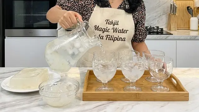Menyajikan takjil magic water (Gemini AI)