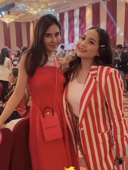 Nagita Slavina dan Syahnaz tampil serba merah. Nagita dengan setelah blazer garis merah putih. Sedangkan Syahnaz dengan dress merah spaghetti strap. (@syahnazs)