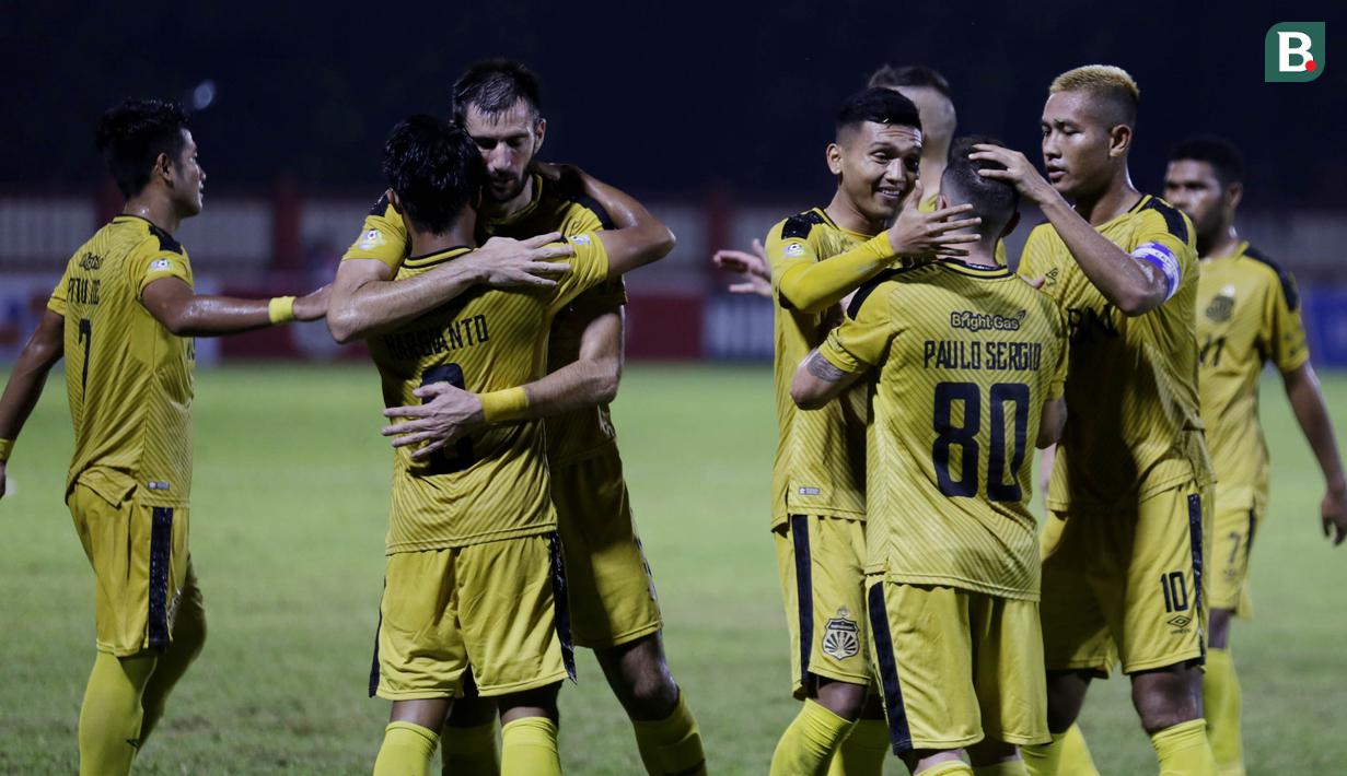 Pemain Bhayangkara FC merayakan gol yang dicetak oleh Muhamad Hargianto ke gawang Mitra Kukar pada laga Liga 1 di Stadion PTIK, Jakarta, Kamis (17/5/2018). (Bola.com/M Iqbal Ichsan)