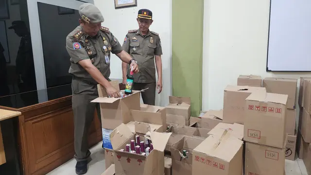 Satpol PP Depok Sita Ribuan Miras Dari Penjual Berkedok Toko Jamu
