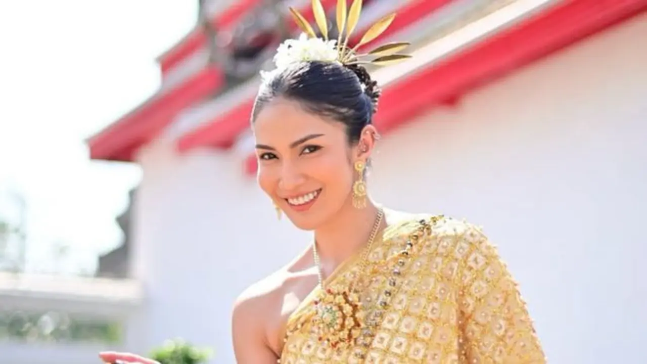 Aulia Sarah pamer pesona elegan di Wat Arun. (credit:instagram.com/owliasarah)