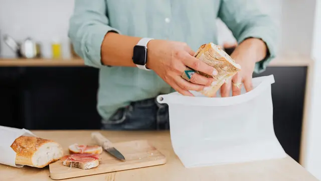 Ilustrasi membuat roti lapis telur