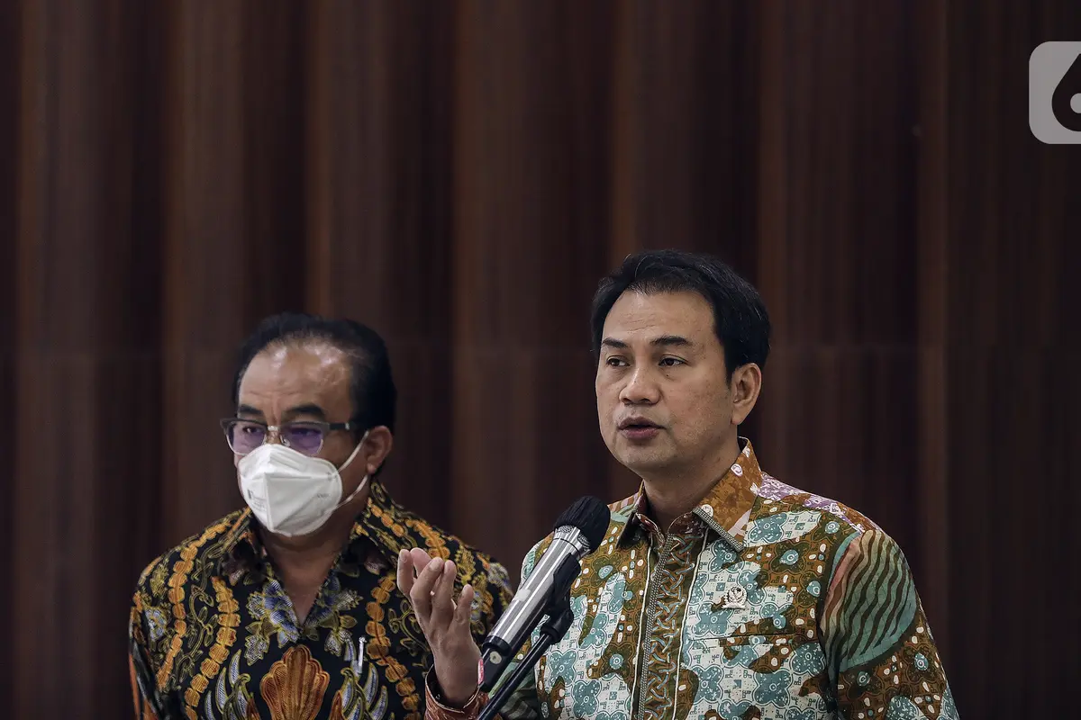 Wakil Ketua DPR Azis Syamsuddin (kanan)