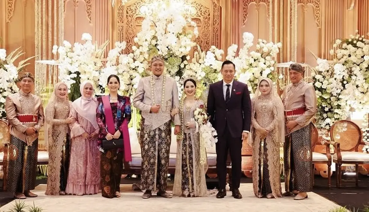 Annisa Pohan kembali menghadiri acara pernikahan bersama suaminya, Agus Harimurti Yudhoyono. Annisa pun kembali memukau dengan kebaya yang dikenakan. [@annisayudhoyono]