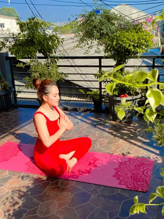 6 Potret Ayu Ting Ting saat Yoga, Pamer Tubuh Lentur