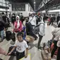 Penumpang turun dari kereta api jarak jauh setibanya di Stasiun Pasar Senen, Jakarta Pusat, Senin (9/5/2022). PT Kereta Api Indonesia (KAI) mengungkapkan gelombang arus balik pemudik pada H+7 Lebaran 2022 terpantau masih tinggi. Tercatat sebanyak 40.800 penumpang tiba pada hari Senin ini dikarenakan penundaan waktu sekolah dan pelaksanaan Work From (WFH). (merdeka.com/Iqbal S Nugroho)
