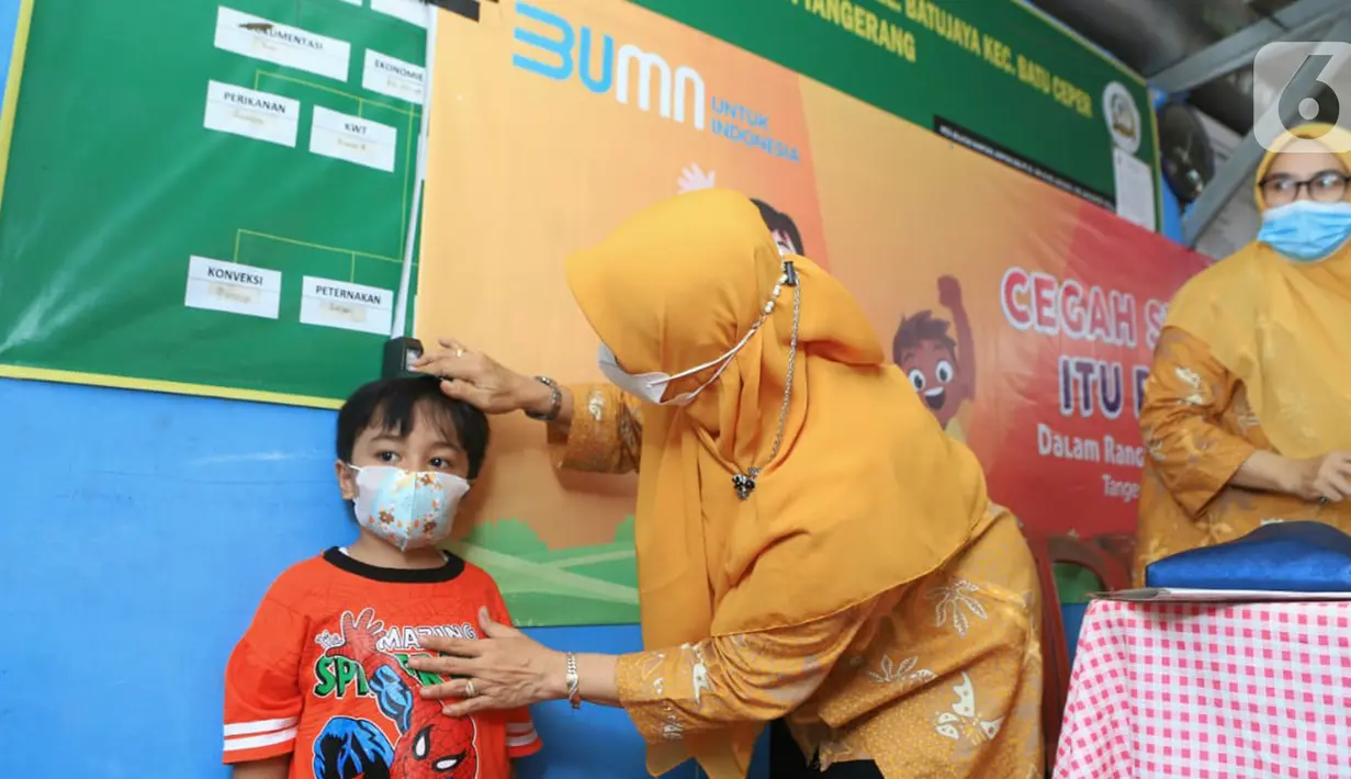 Seorang anak sedang mengukur tinggi badan pada kegiatan CSR BRI Peduli Stunting di Posyandu Batu Jaya, Batu Ceper, Kota Tangerang, Rabu (25/01/2022). BRI memberikan berupa Paket Antropometri Kit untuk setiap Posyandu/Puskesmas dan penyaluran sembako bagi masyarakat. (Liputan6.com/HO/Humas BRI)