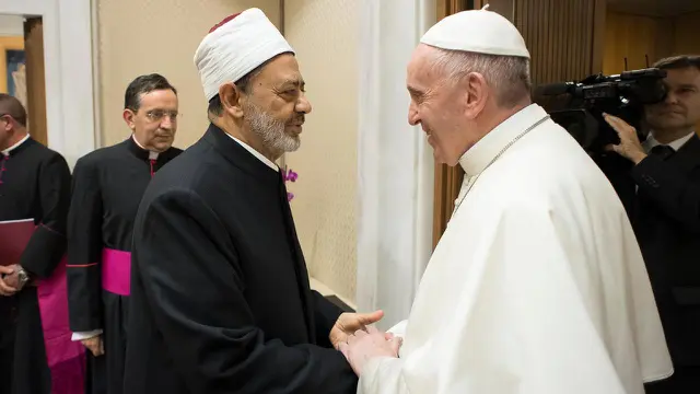 Pemimpin umat Katolik dunia, Paus Fransiskus bertemu dengan Imam Besar Masjid Al-Azhar, Ahmed al-Tayeb di Vatikan, Selasa (7/11). Keduanya melakukan pertemuan secara pribadi dan tertutup di kantor Paus Fransiskus.