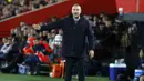 Pelatih Barcelona, Hansi Flick memberikan instruksi kepada timnya saat laga lanjutan Liga Spanyol 2024/2025 melawan Mallorca di Stadion Mallorca Son Moix, Mallorca, Spanyol, Rabu (04/12/2024) dini hari WIB. (AFP/Jaime Reina)